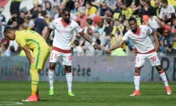 Le milieu de Bordeaux Younousse Sankharé (c) est congratulé par l'attaquant François Kamano (d) après avoir inscrit l'unique but contre Nantes à La Beaujoire, le 16 avril 2017