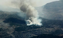 De la fumée d'un incendie près du village libanais de Shebaa, à proximité de la frontière au nord d'Israël, après une attaque de drône de l'armée israëlienne, le 4 juillet 2024