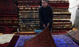Chari Allahqul dans sa boutique de tapis Ă Kaboul, le 18 janvier 2021 en Afghanistan