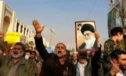 Des manifestants arborent un portrait du numéro un iranien Ali Khamenei lors d'un rassemblemen pororégime à Téhéran, le 5 janvier 2018
