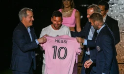 La star argentine du football Lionel Messi (2e à g.) est présenté par (de d. à g.) les propriétaires de l'Inter Miami CF David Beckham, Jose R. Mas et Jorge Mas à Fort Lauderdale, Floride, le 16 juillet 2023