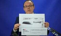 Le procureur de Rennes Philippe Astruc montre une reproduction du couteau utilisé par une collégienne de 12 ans pour menacer son enseignante dans une école, lors d'une conférence de presse à Rennes, le 13 décembre 2023