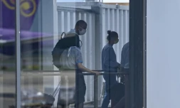 L'athlète bélarusse Krystsina Tsimanouskaya (droite) monte à bord de son vol Tokyo-Vienne le 4 août 2021