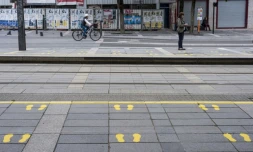 Un quai de tramway avec des marques jaunes peintes sur le sol pour que les gens gardent les rĂšgles de distanciation sociale, le 8 mai 2020 Ă Nantes