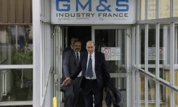 Le PDG de GMD, Alain Martineau (C) candidat à la reprise de GM&S, à La Souterraine (Creuse) le 27 juillet 2017