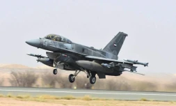 Photo prise le 1er avril 2015 et transmise le 4 avril 2015 par l'agence WAM des Emirats arabes unis, montre un chasseur de la coalition  dirigée par l'Arabie saoudite décollant avant une opération contre des bases présumées de rebelles Houthis au Yémen