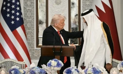 L'émir du Qatar, cheikh Tamim ben Hamad al-Thani (d et le président américain Donald Trump lors d'un dîner d'Etat au palais de Lusail à Doha, le 14 mai 2025