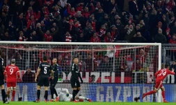 La défense du PSG surclassée par le Bayern Munich, vainqueur avec un doublé de Corentin Tolisso, le 5 décembre 2017 à l'Allianz Arena