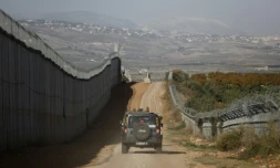 Un véhicule de l'armée israélienne roule le long de la frontière nord avec le Liban, près de la ville israélienne de Metoula, le 16 novembre 2017