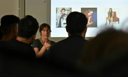 La formatrice Carola Pietrusky-Niane devant des réfugiés lors des cours "Ensemble pour le respect de la sécurité", le 28 juin 2019 à Berlin, en Allemagne
