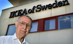 Le fondateur d'Ikea, ici posant le 6 août 2002 devant le siège d'Ikea à Almhult en Suède, est mort le 27 janvier 2018 des suites d'une pneumonie.