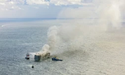 Vue aérienne des navires de secours luttant contre un feu à bord du cargo Fremantle Highway au large de l'ßle d'Ameland, le 26 juillet 2023 aux Pays-Bas