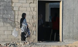 Une écolière devant la nouvelle école toujours en chantier de Borj Qalaouiyé, après la destruction du bâtiment précédent par une frappe israélienne, lors de la rentrée des classes dans le sud du Liban, le 24 septembre 2026