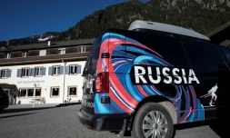 Une camionnette de la Fédération russe de biathlon devant l'hôtel où a eu lieu une descente de police, samedi 22 février à Anterselva