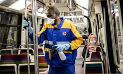 Un agent de nettoyage désinfecte une rame de métro à Paris, le 4 mai 2020