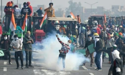 Heurts entre des agriculteurs indiens et les forces de police, le 26 janvier 2021 Ă New Delhi