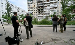 Un immeuble endommagé par une attaque de drone russe à Kiev, le 24 mai 2025