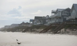 Les maisons en bois typiques des plages de la région, comme ici à Topsail Island, en Caroline du Nord, le 12 septembre 2019