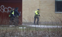 Des policiers en position près d'une école à Orebro en Suède le 4 février 2025