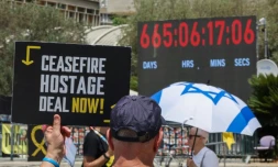 Des proches d'otages israéliens retenus à Gaza manifestent à Tel-Aviv pour réclamer l'arrêt de la guerre et la libération des captifs, lors de la visite de l'envoyé américain Steve Witkoff, le 2 août 2025