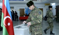 Des soldats votent dans un bureau à Bakou, le 9 février 2020 pour les élections législatives en Azerbaïdjan