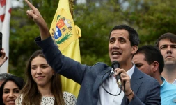 Juan Guaido qui s'est auto-proclamé président du Venezuela accompagné de sa femme Fabiana Rosales s'adresse à la foule lors d'un rassemblement à Caracas, le 26 janvier 2019 