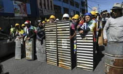 Des manifestants indigène avec des boucliers de fortune, à Quito le 28 juin 2022