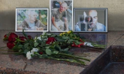 Une photo prise le 1er août 2018 montre les visages des trois journalistes russes tués en centrafique (G-D),  Alexander Rastorguyev, Kirill Radchenko et Orkhan Dzhemal