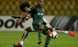 Le défenseur brésilien de Nice Dante à la lutte avec son compatriote de Krasnodar Ari, le 29 septembre 2016 à Krasnodar