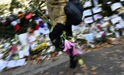 Fleurs et messages en hommage aux victimes du Bataclan le 22 novembre 2015 à Paris