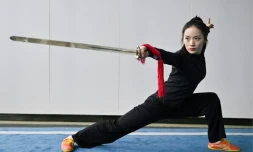 Duan Ruru, membre des Emei Kung Fu Girls, fait une démonstration d'art martial à Emeishan, dans la province chinoise du Sichuan, le 21 février 2025