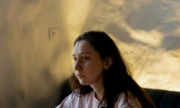 La journaliste ukrainienne Olha Kyrylenko, correspondante du média Ukraïnska Pravda, dans un café à Kramatorsk, dans la région de Donetsk, le 6 mai 2025