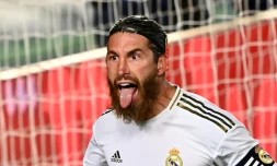 Le défenseur du Real Madrid Sergio Ramos buteur sur penalty contre Getafe sur le terrain Alfredo-Di Stefano, le 2 juillet 2020 à Valdebebas dans la banlieue de Madrid