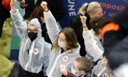 Des militants du mouvement écologiste Extinction Rebellion manifestent au pied du stand de la FNSEA lors du Salon de l'agriculture, le 27 février 2022 à Paris