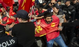 Des policiers arrĂȘtent des manifestants qui voulaient dĂ©filer place Taksim, le 1er mai 2019 Ă Istanbul, en Turquie