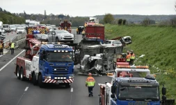 Des pompiers interviennent sur un accident entre deux camions et six voitures sur l'autoroute A13 près des Mureaux en direction de Paris, le 25 avril 2016