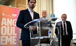 Le maire d'Angoulême, Xavier Bonnefont, s'adresse aux médias à l'hôtel de ville d'Angoulême, dans la Charente, le 20 novembre 2025