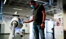 Un employé de la compagnie ZoraBots teste un robot appelé CRUZR le 29 mai 2020 à l'hÎpital d'Anvers