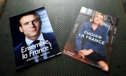 Des affiches électorales des finalistes de la présidentielle, le 26 avril 2017 à Gonesse près de Paris