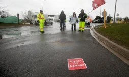 Des membres du syndicat Unifor bloquent un accĂšs Ă l'usine GM d'Oshawa au Canada, le 26 novembre 2018