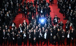 Des photographes en action après la projection du film "Eddington" lors de la 78ème édition du Festival de Cannes, dans le sud de la France, le 16 mai 2025