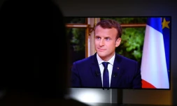 Une femme regarde l'interview télévisée du président Emmanuel Macron, le 15 octobre 2017 à Rennes