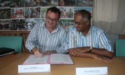 Lors de la signature de la convention entre le maire de Sainte- Rose, Bruno Mamindy-Pajany (à droite) et le président de l'Arer, Alain Guezello (Photo D.R.)