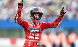 Le pilote Ducati Francesco Bagnaia savoure son triomphe au GP moto des Pays-Bas sur le circuit d'Assen, le 26 juin 2022 