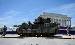 Un char Bradley devant le Lincoln Memorial, le 3 juillet 2019 Ă Washington, dans le cadre des prĂ©paratifs de la fĂȘte nationale du 4 juillet