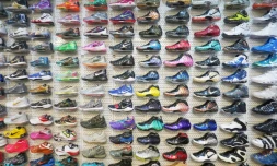 Des baskets en vente dans un dépôts-vente du site Stadium Goods, le 6 juin 2018 à New York