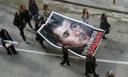 Un portrait géant du défunt nationaliste corse Yvan Colonna lors d'une manifestation marquant le deuxiÚme anniversaire de sa mort, le 2 mars 2024 à Bastia, en Corse