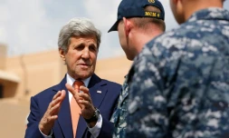 Le secrétaire d'Etat américain John Kerry salue des officiers américains de la base navale de Manama au Bahreïn, le 7 avril 2016