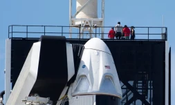 Une capsule Crew Dragon au sommet d'une fusée Falcon 9 de Space X, le 1er mars 2019 au Centre Spatial Kennedy, en Floride 