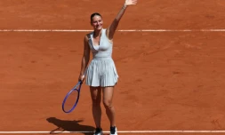 L'Ukrainienne Marta Kostyuk salue le public après sa victoire contre la Russe Oksana Selekhmeteva au premier tour de Roland-Garros le 24 mai 2026 à Paris 